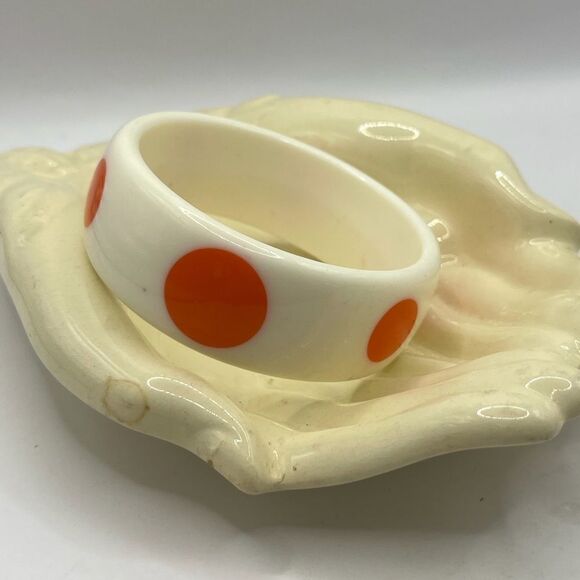 VTG lucite/resin orange polka dot mod bracelet - Picture 3 of 5